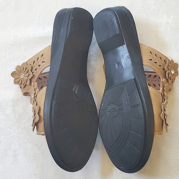 Belladia Comfort Wide Tan Beige Floral Shoes Women's Size 8W - Picture 10 of 11